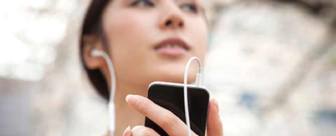 WOMAN-LISTENING-SOMSArrrrr